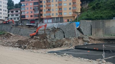 Rize'de merkezde 2 binanın tahliyesine sebep olan yolun çökme anı