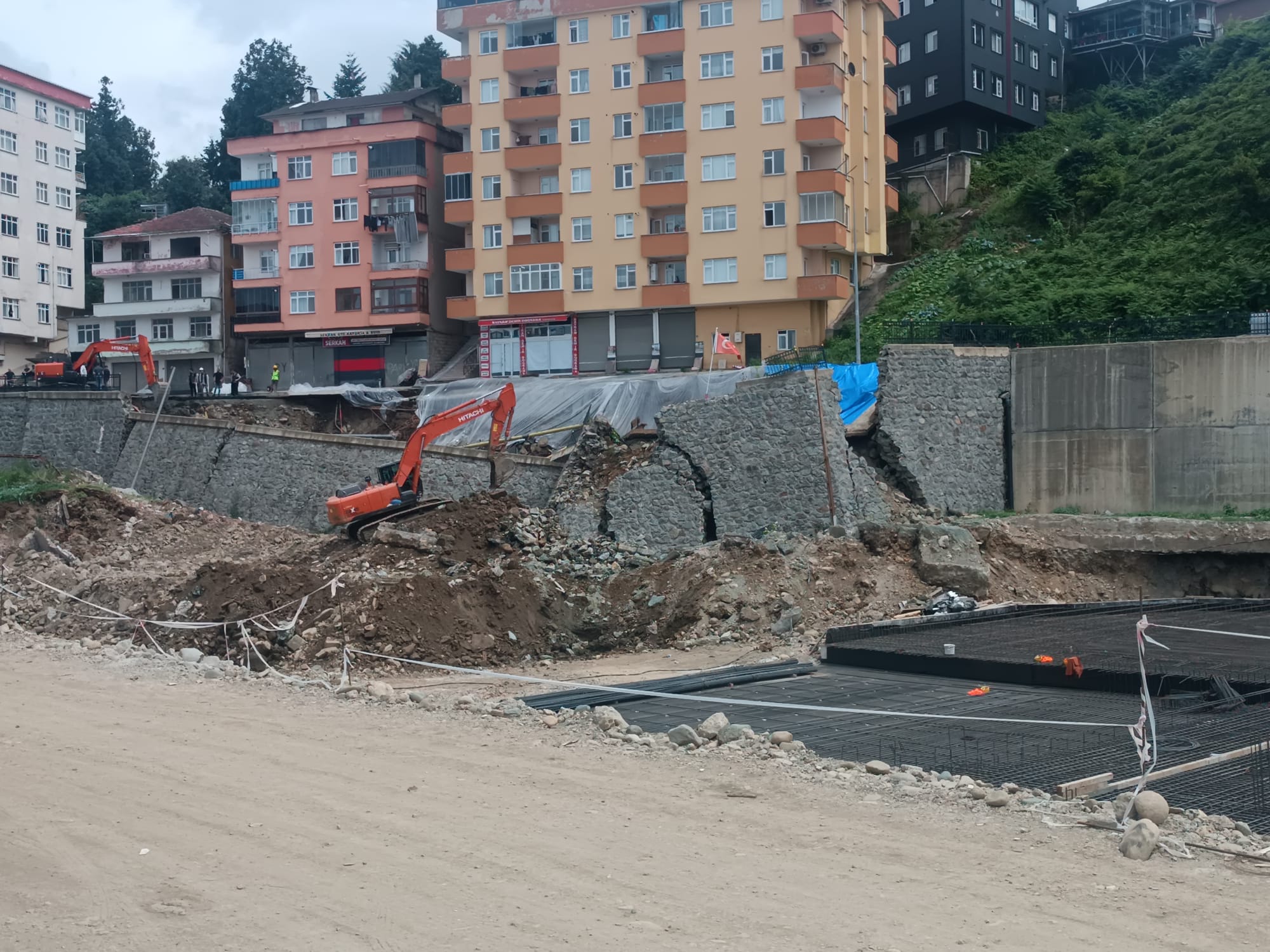 Rize'de merkez Uslampasa Mahallesi'nde yol çöktü.2 binanın tahliye edildi