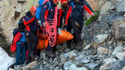 Çamlıhemşin ilçesi Verçenik Yaylası’nda kamp yapan 8 kişilik dağcı grubundan