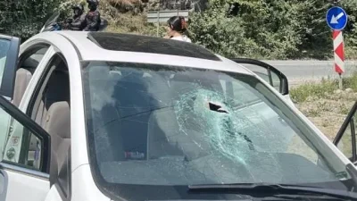 Rize'nin Çamlıhemşin ilçesinde yamaçtan kopan büyük bir kaya parçasının, gezi