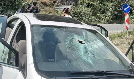 Rize'nin Çamlıhemşin ilçesinde yamaçtan kopan büyük bir kaya parçasının, gezi
