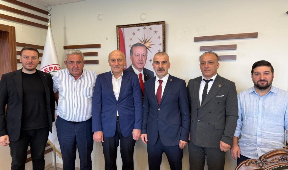 Büyük Birlik Partisi (BBP) Rize İl Başkanı Ensar Özçelik, beraberindeki