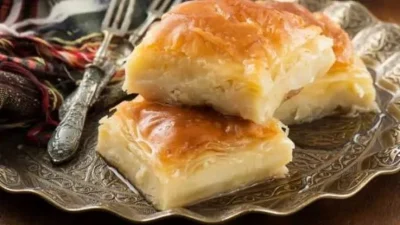 Karadeniz mutfağının simge lezzetlerinden biri olan Laz böreği, Yunanistan'da "Galaktoboureko"