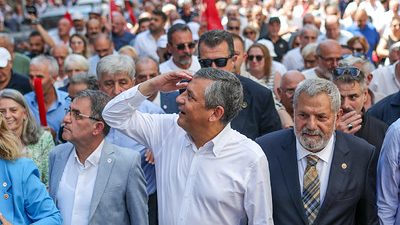 YENİ Parti Genel Başkanı Özgür Özel, Rize’de yurttaşlarla bir araya