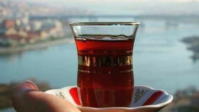 Çay demlerken demliğe 2 küp şeker eklemek, burukluğu azaltarak daha