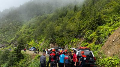 Çamlıhemşin ilçesi Koçdüzü Yaylası’nda kaybolduğu ihbar edilen bir vatandaşı bulmak