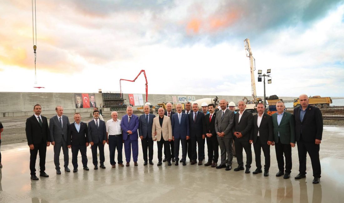 Yapımı tamamlanan tünel ve viyadüklerin açılışını yapmak için Rize'ye gelen,