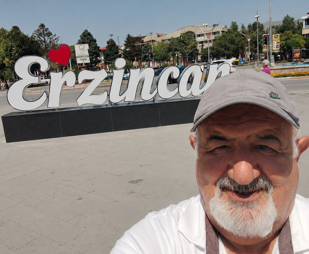 FETHİ KARADENİZ Bazı eserler vardır; yalnızca taş, toprak, boya ve