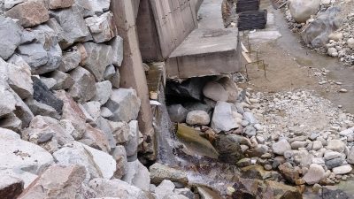 DERE SUYU KARAYOLU İSTİNAT DUVARININ TEMELİNİ AÇIĞA ÇIKARDI