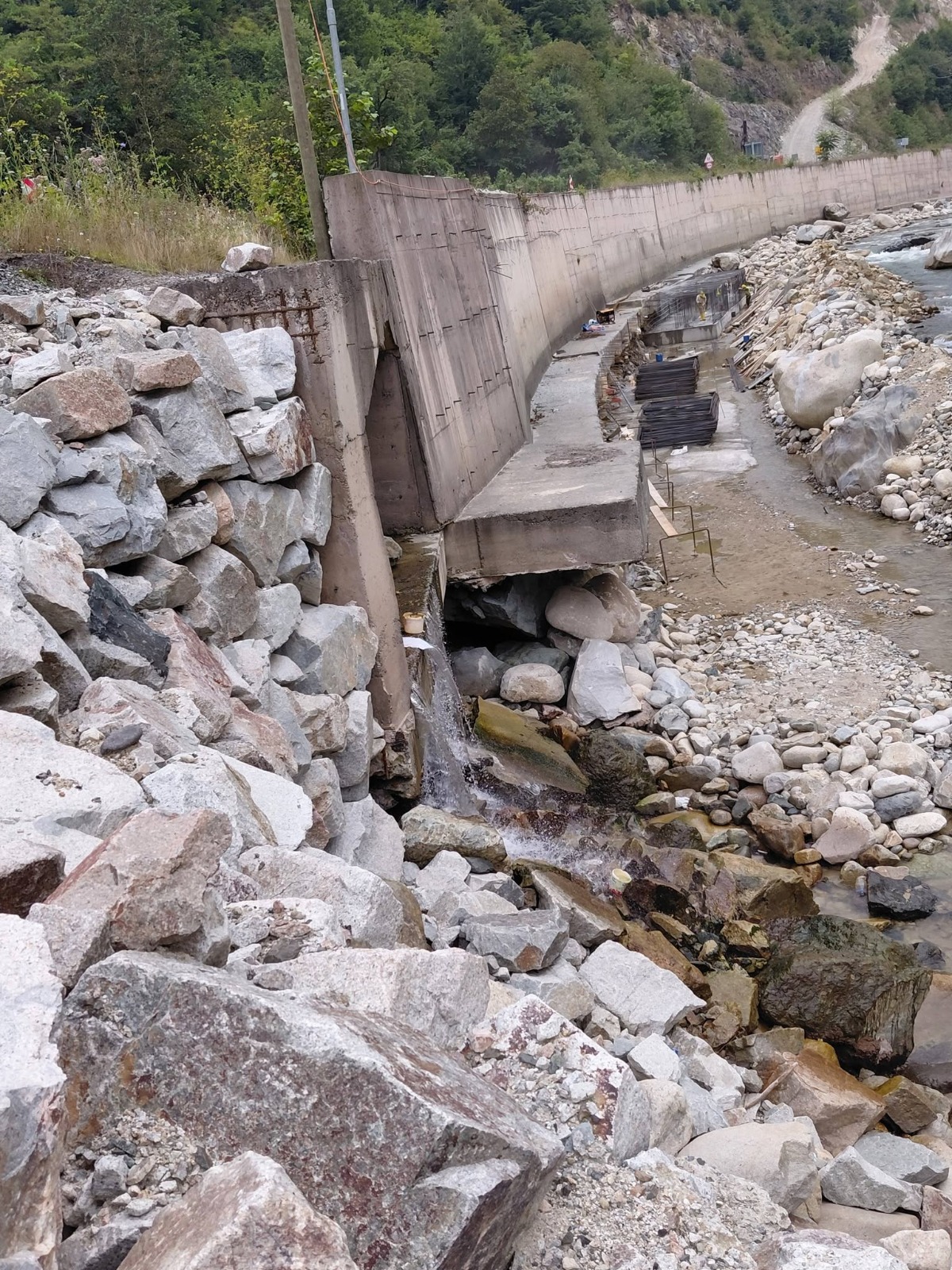 DERE SUYU KARAYOLU İSTİNAT DUVARININ TEMELİNİ AÇIĞA ÇIKARDI