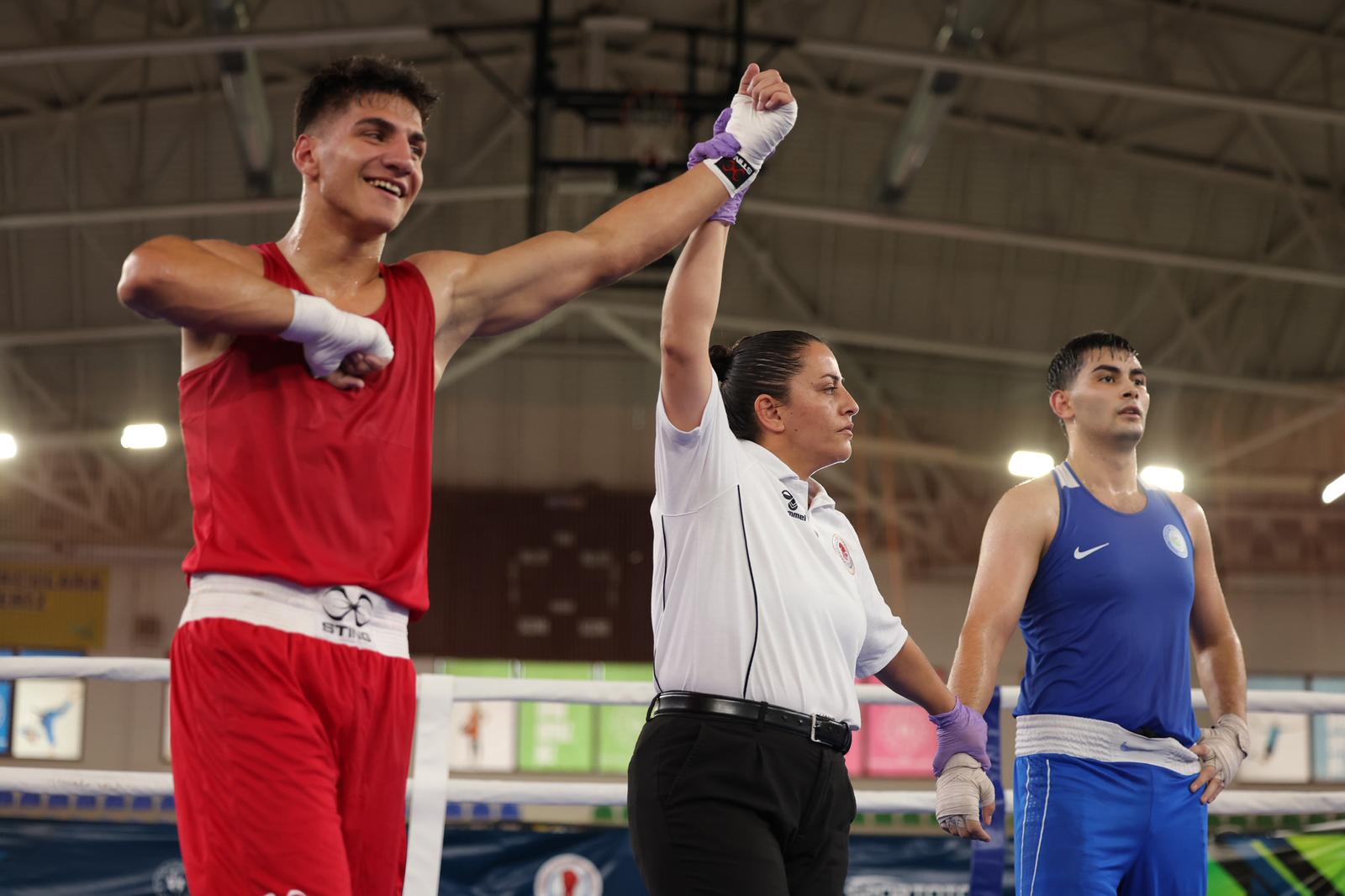 Şampiyonada 75 kilogramda ringe çıkan Alperen Yılmaz, final müsabakasını da