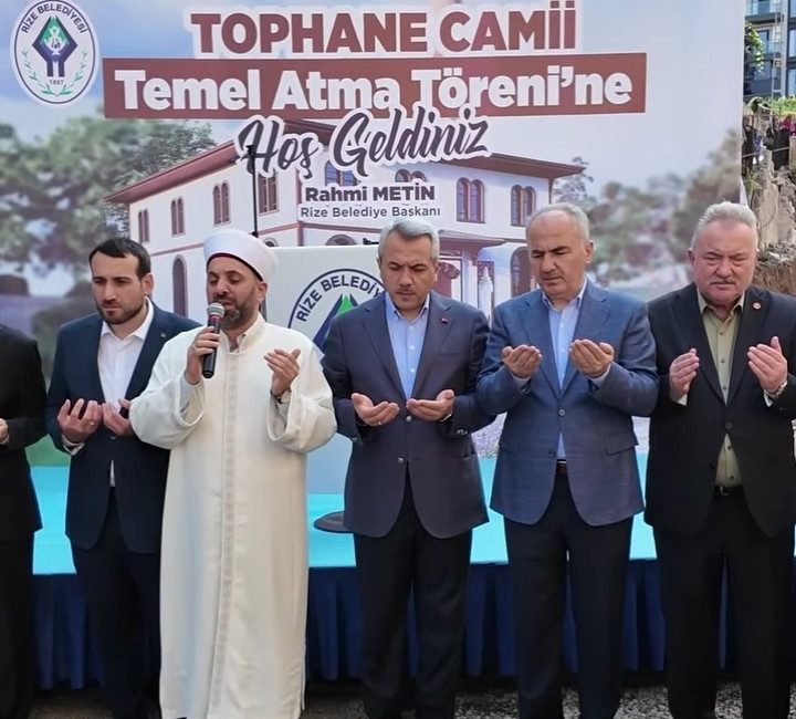 Rize’nin Tophane Mahallesi’nde yapımı gerçekleştirilecek olan Tophane Mahallesi Camii’nin temel