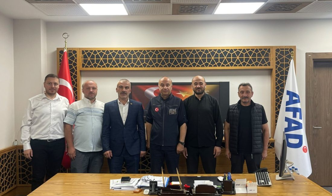Büyük Birlik Partisi (BBP) Rize İl Başkanı Ensar Özçelik, beraberindeki
