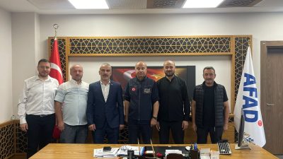 Büyük Birlik Partisi (BBP) Rize İl Başkanı Ensar Özçelik, beraberindeki