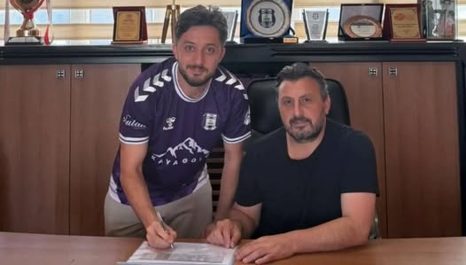 Rizeli forvet oyuncusu Onur Civelek, yeni sezonda Artvin Hopaspor formasını