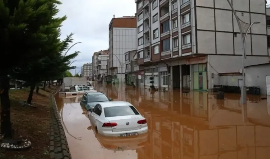 Rize’nin İyidere ilçesinde etkili olan yağışlar nedeniyle tıkanan ana menfez,