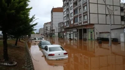 Rize’nin İyidere ilçesinde etkili olan yağışlar nedeniyle tıkanan ana menfez,