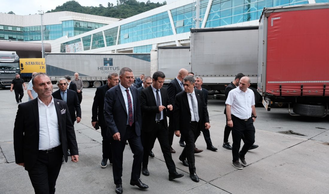 UND Yönetim Kurulu Başkanı Şerafettin Aras ve Yönetim Kurulu üyeleri,