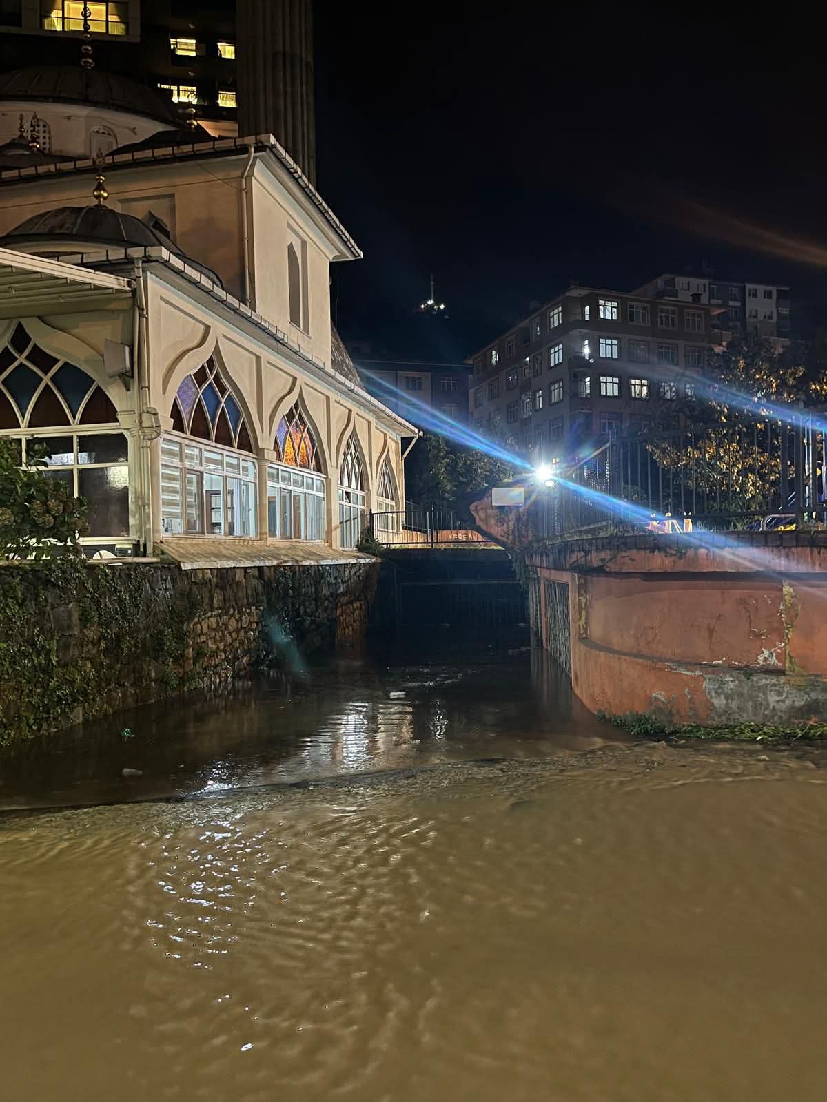 Rize'de etkili olan sağanak yağış nedeniyle su baskınları meydana geldi.
