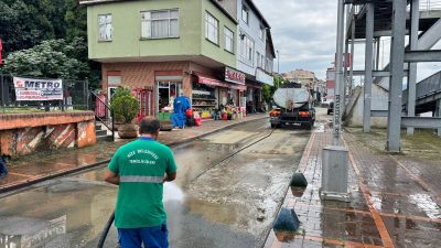 Rize’de etkili olan yoğun yağışların ardından cadde, sokak ve ortak