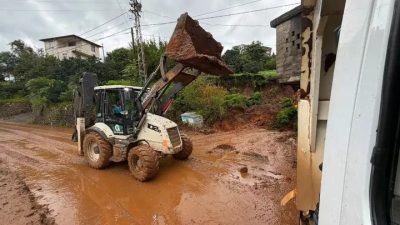 Rize'de aşırı yağışlar sonrası belediye ekipleri, su birikintileri ve yol