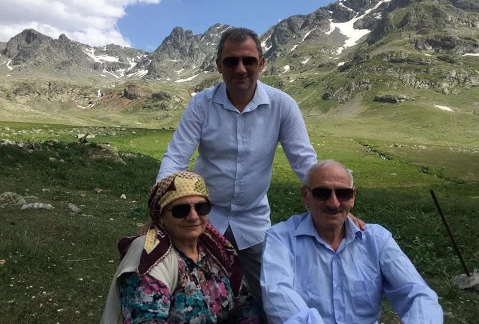 Rize'nin ilçesi Derepazarı'nın eski Belediye Başkanı  ve eğitimci Yakup