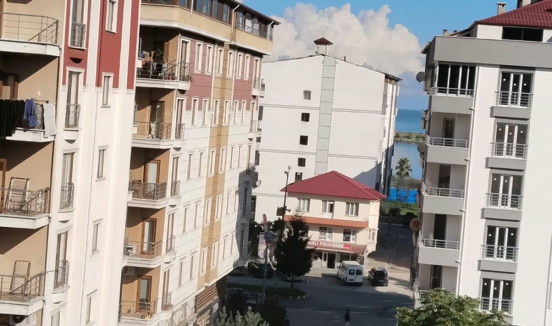 Fethi KARADENİZ Eğitimci – Yazar Eskiden evler küçüktü ama hayatlarımız