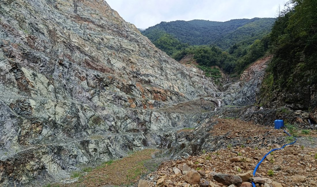 TERK EDİLEN İKİZDERE TAŞ OCAĞI YERİNİ ENKAZA BIRAKTI