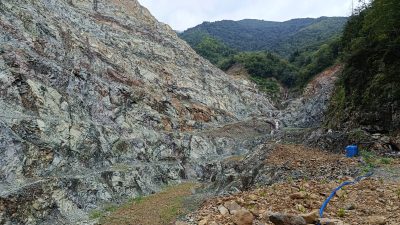 TERK EDİLEN İKİZDERE TAŞ OCAĞI YERİNİ ENKAZA BIRAKTI