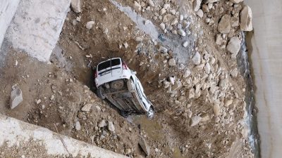 İKİZDERE-İlçe çıkışında Erzurum yönünde virajı alamayan kamyonet dere yatağına yuvarlandı.
