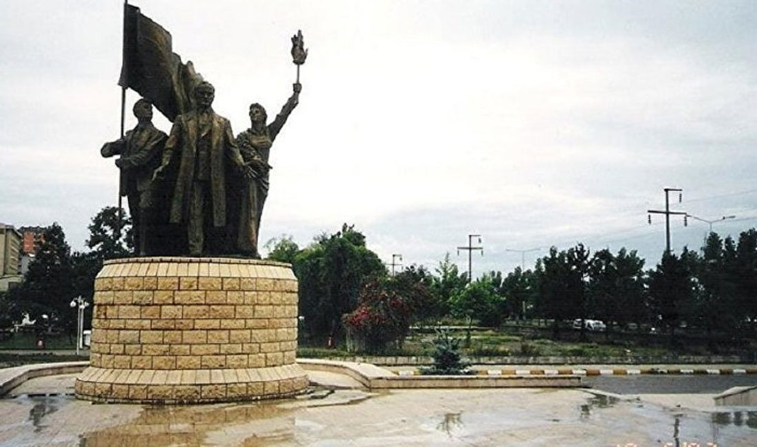 Yeni Parti Rize İl Başkanı Saltuk Deniz, Rize’de Atatürk Anıtı’nın