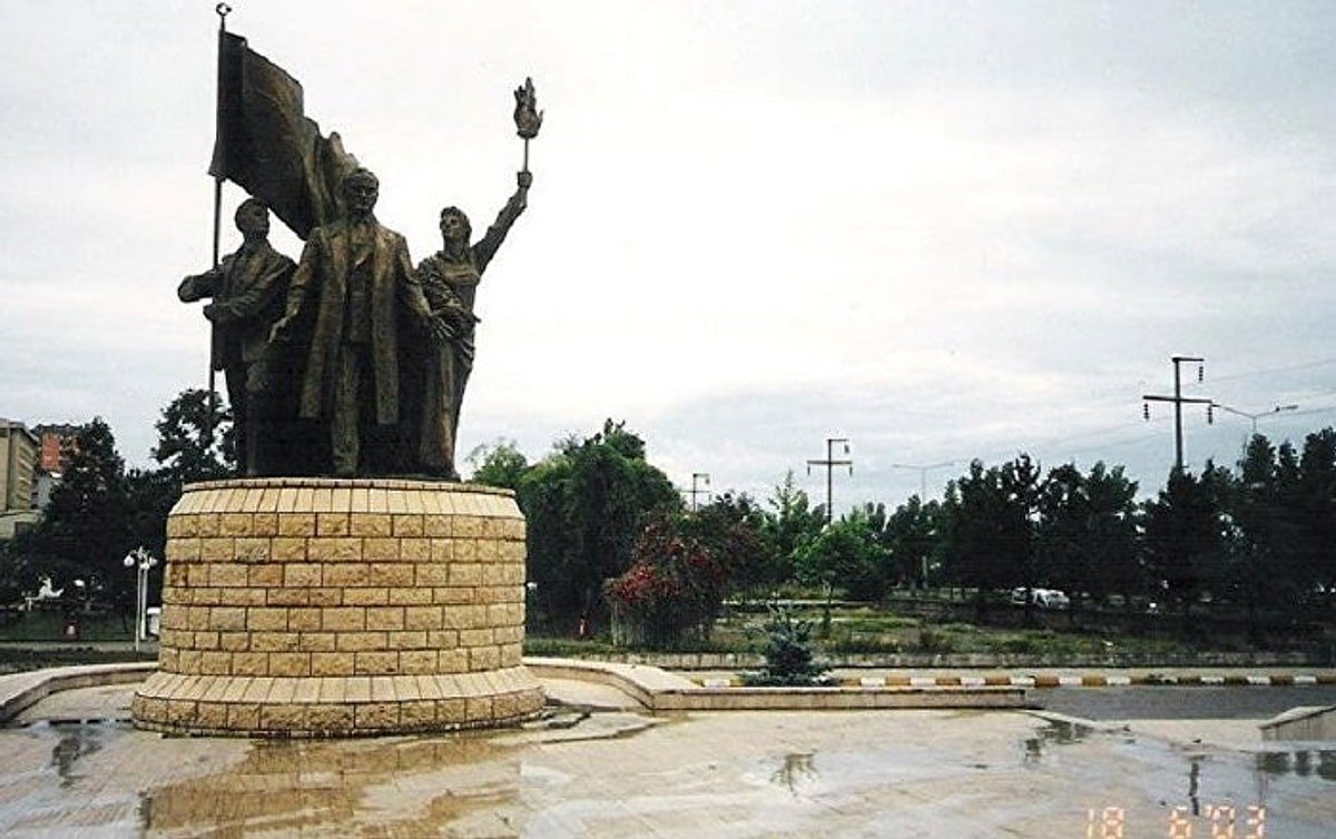 Yeni Parti Rize İl Başkanı Saltuk Deniz, Rize’de Atatürk Anıtı’nın
