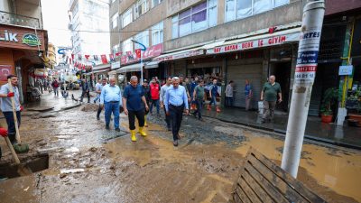 Vali İhsan Selim Baydaş, yoğun yağıştan etkilenen Pazar ve İyidere