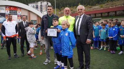 Artvin Şehir Stadı'nda düzenlenen Çaykur Rizespor Futbol Okulları Şenliği, yaklaşık