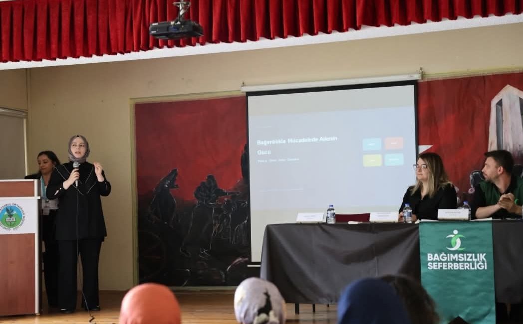 Sağlıklı Hayat Saatleri Kapsamında Ailelere Bağımlılıkla Mücadele Eğitimi Verildi