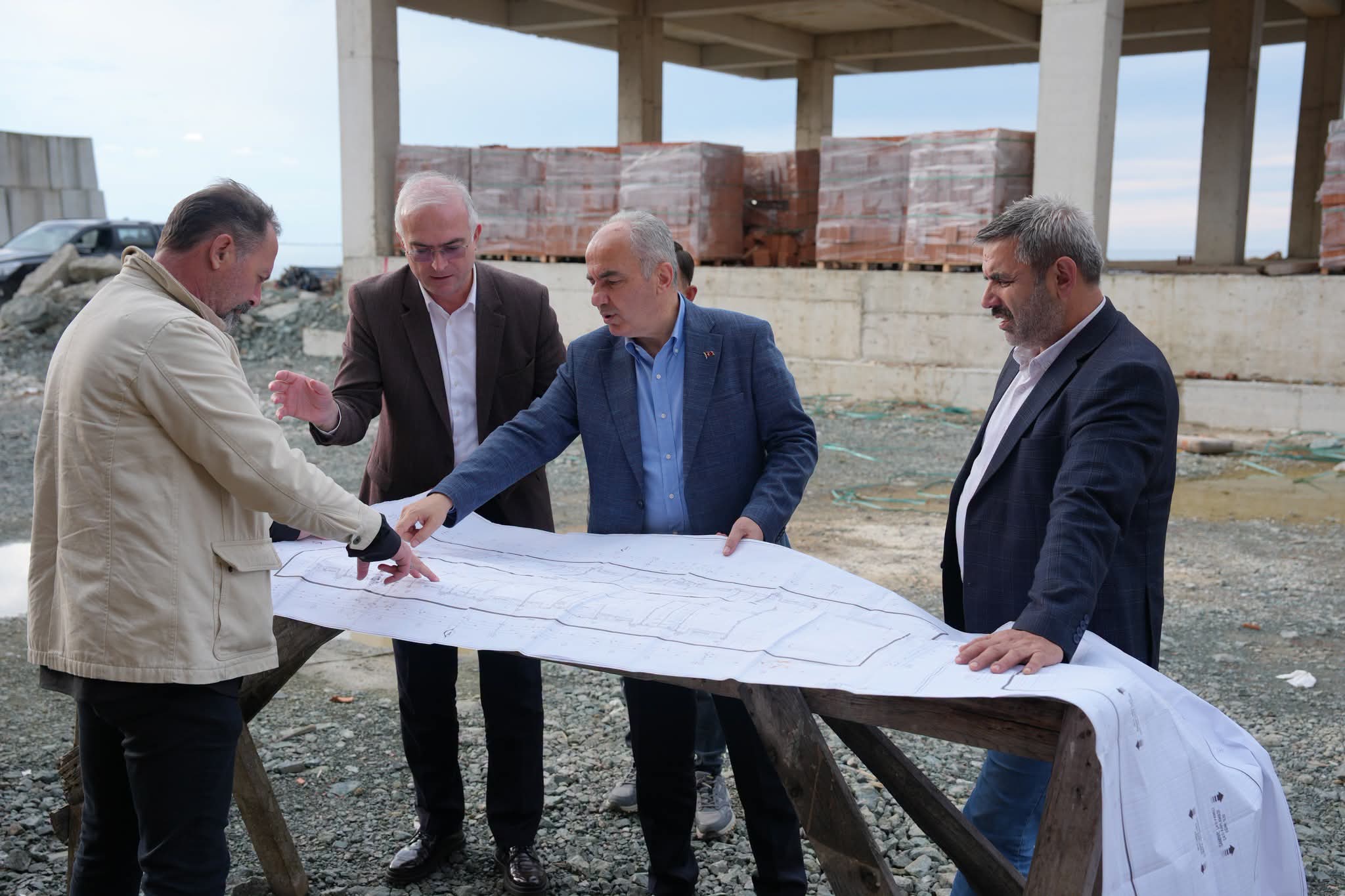 Bozkale Mahallesi sahil dolgu alanında yapımı sürdürülen Su Ürünleri Toptan