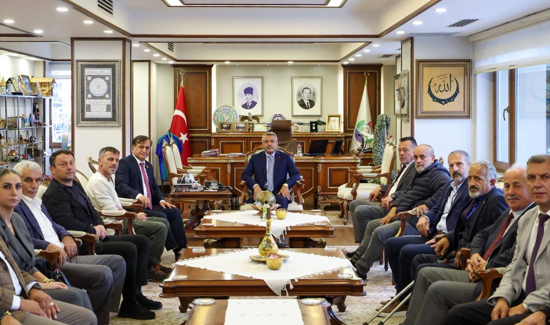 19 Ekim Muhtarlar Günü dolayısıyla muhtarlar, Atatürk Anıtı’na çelenk sunmalarının