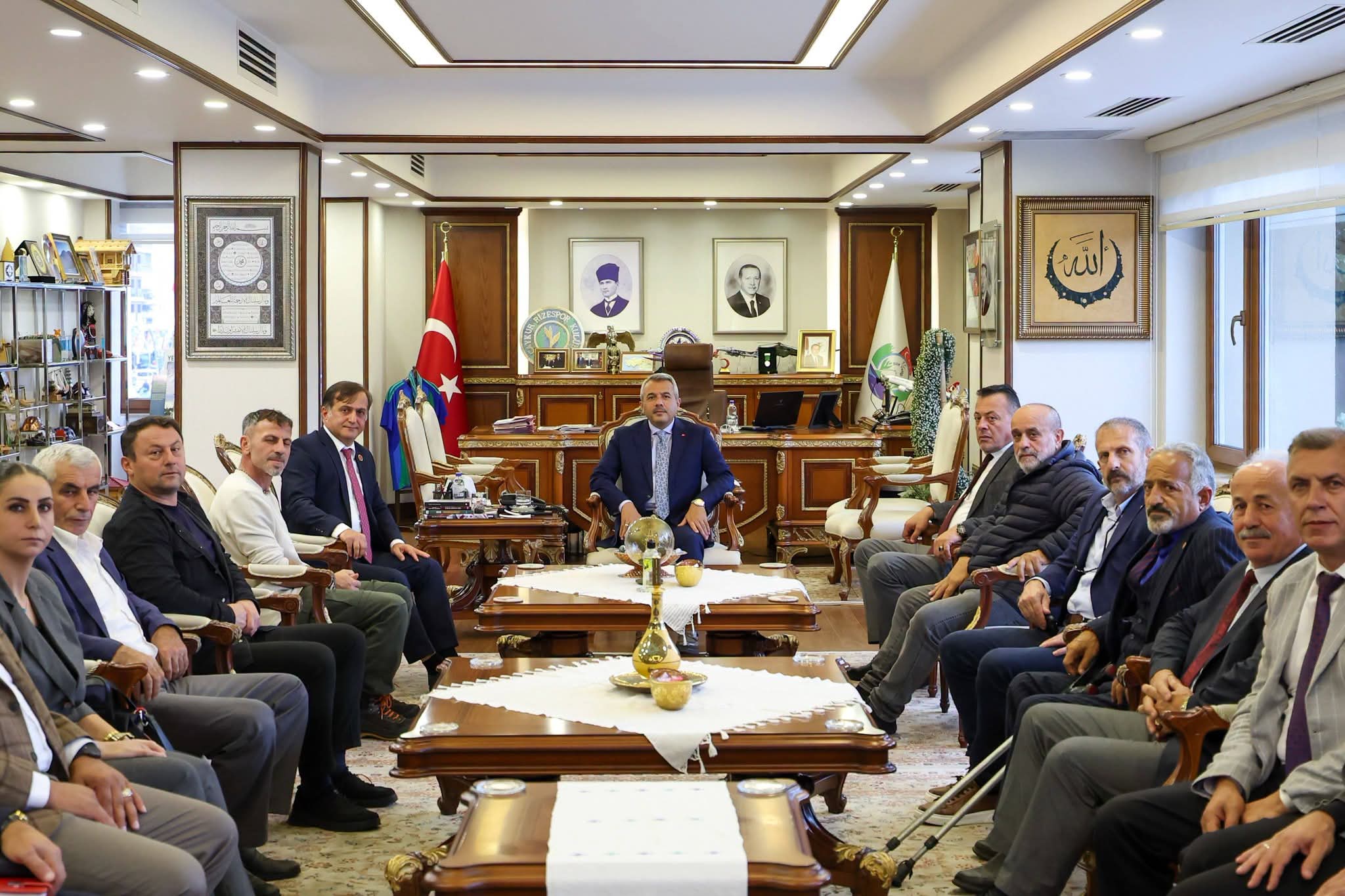 19 Ekim Muhtarlar Günü dolayısıyla muhtarlar, Atatürk Anıtı’na çelenk sunmalarının