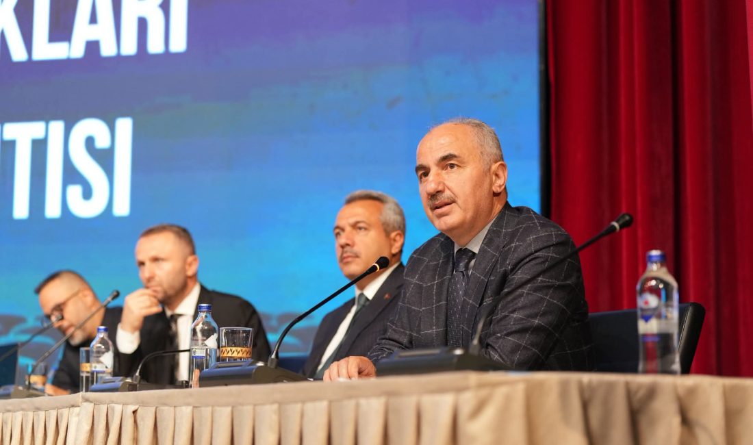 Üniversitenin Kongre ve Kültür Merkezi’nde yoğun katılımla gerçekleştirilen toplantıda, öğrenci