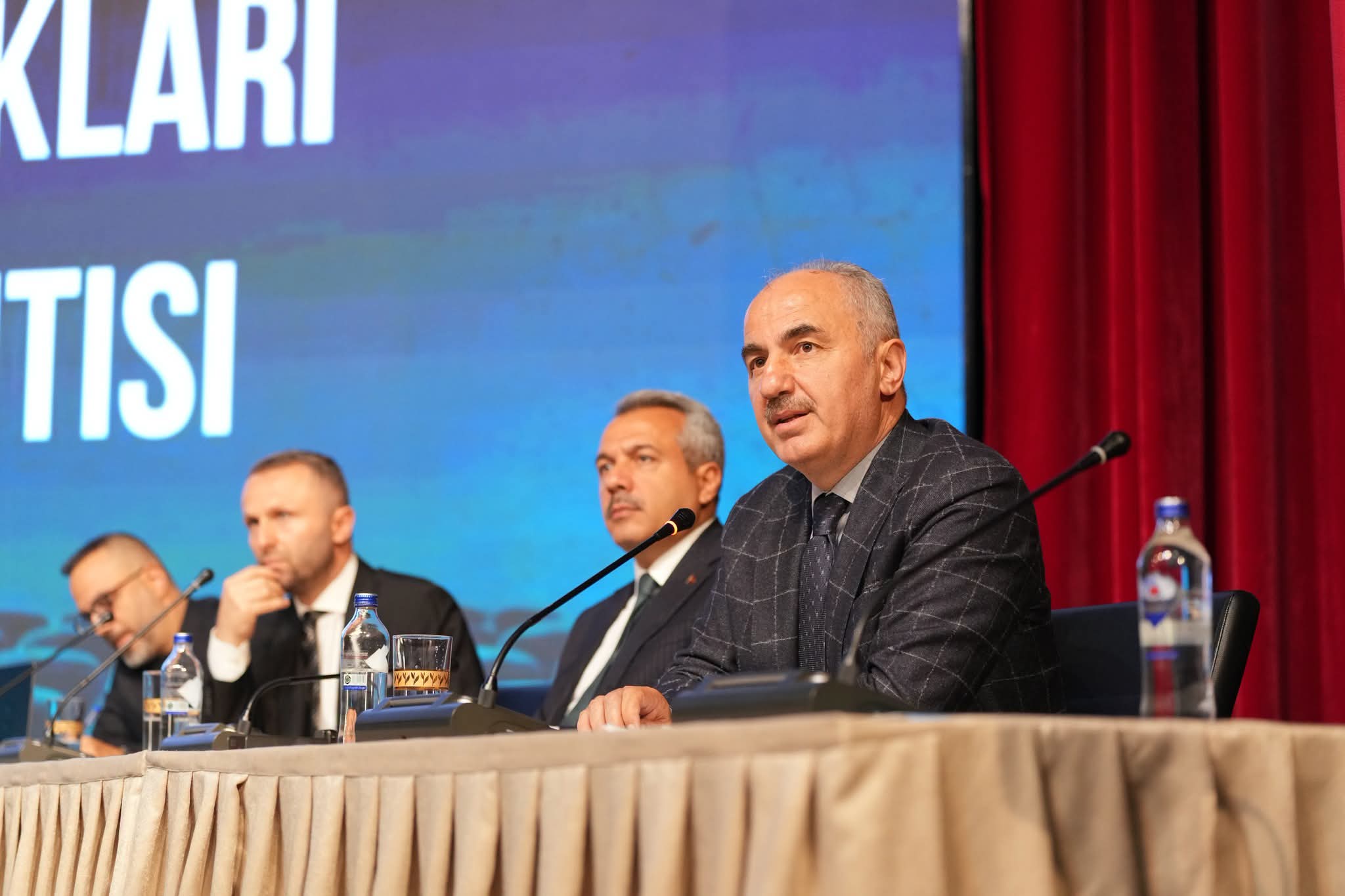 Üniversitenin Kongre ve Kültür Merkezi’nde yoğun katılımla gerçekleştirilen toplantıda, öğrenci