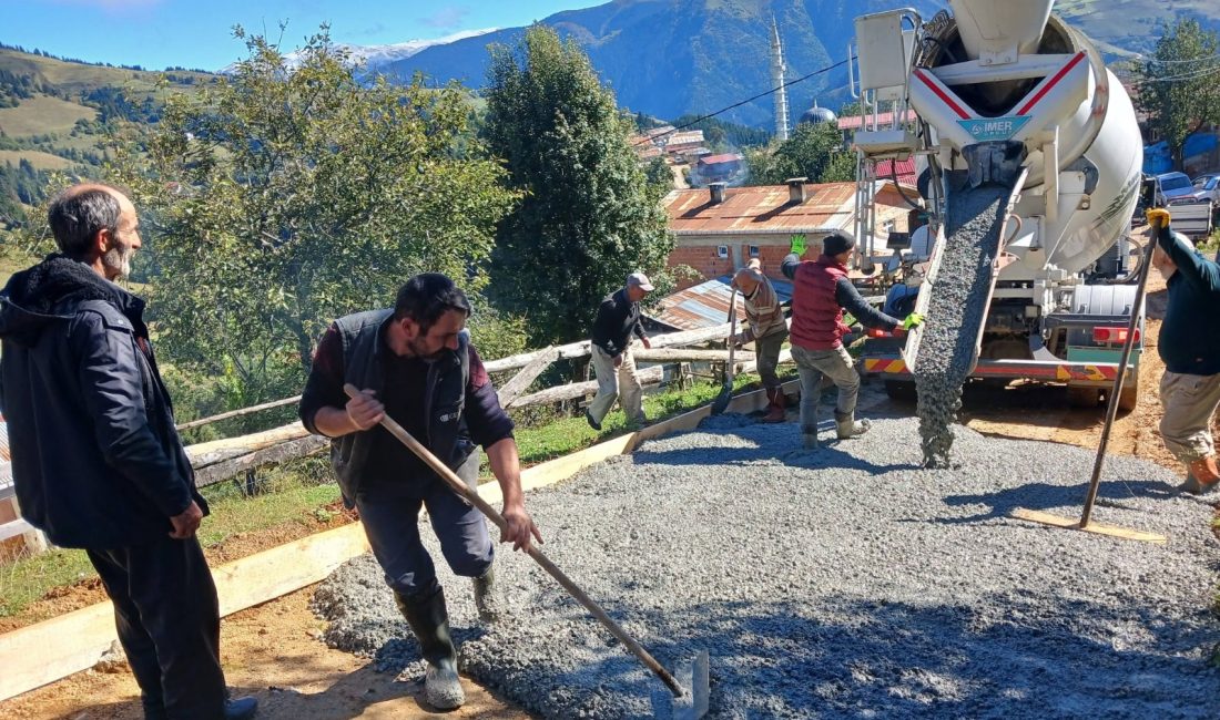 İKİZDERE-TOZKÖY’DE ÇUKUR ÇAMUR ÖNLEMEK İÇİN KÖY İÇİ YOLU BETONLANDI