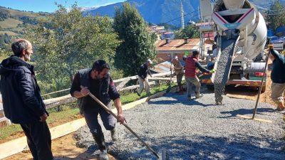 İKİZDERE-TOZKÖY’DE ÇUKUR ÇAMUR ÖNLEMEK İÇİN KÖY İÇİ YOLU BETONLANDI