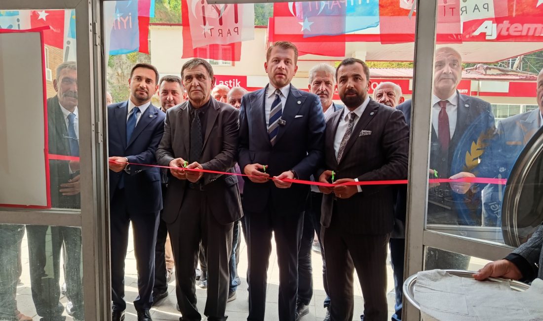 Yeni yerine taşınan İkizdere İYİ Parti İlçe Başkanlığının açılışı için