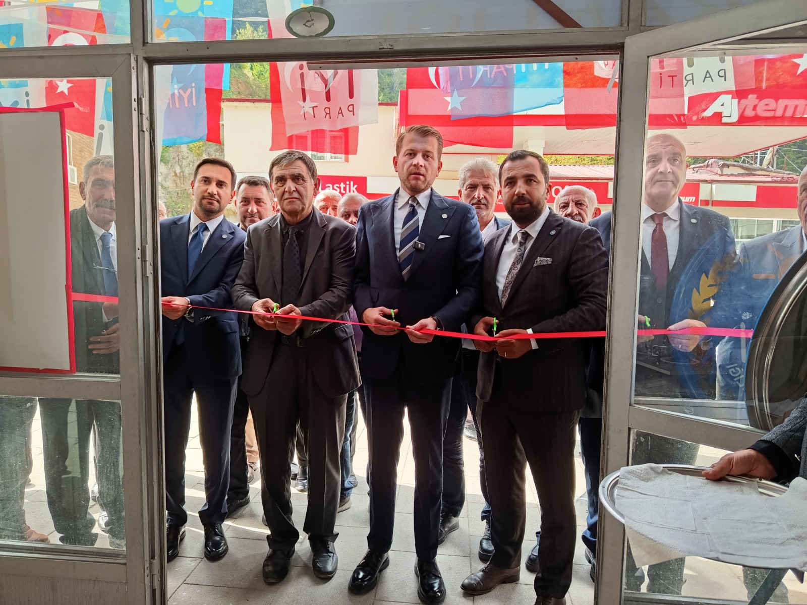 Yeni yerine taşınan İkizdere İYİ Parti İlçe Başkanlığının açılışı için