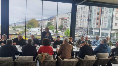 Bazı buluşmalar vardır; sofrada çay, simit ve kaşar bulunur ama