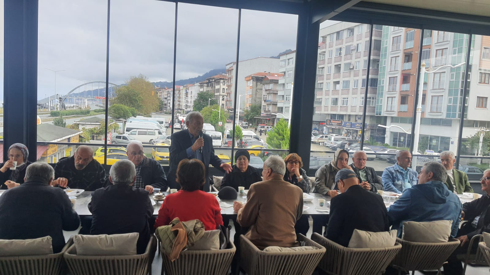 Bazı buluşmalar vardır; sofrada çay, simit ve kaşar bulunur ama